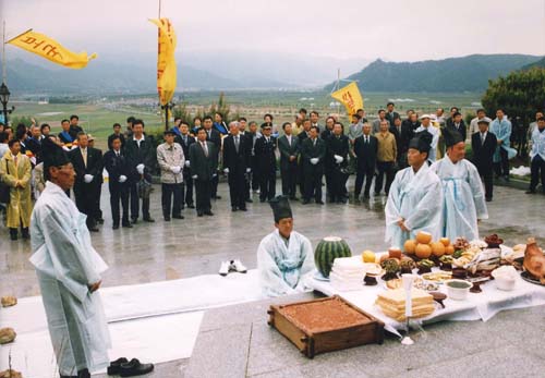 김현국 동학혁명기념사업회장이 예를 갖추고 앉았다. 